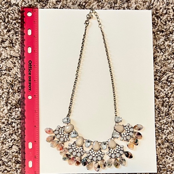 Multicolor jeweled necklace with colorful tortoise shell detail - Picture 2 of 3